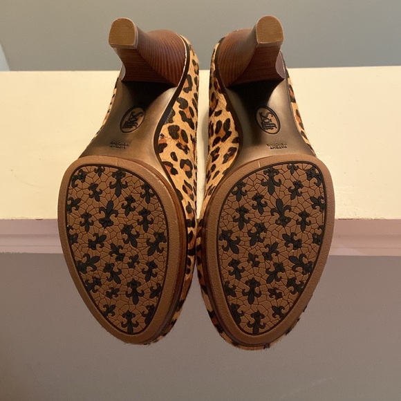 Hot Pair of Leopard Print Broadway Pumps by Sofft - Picture 7 of 10